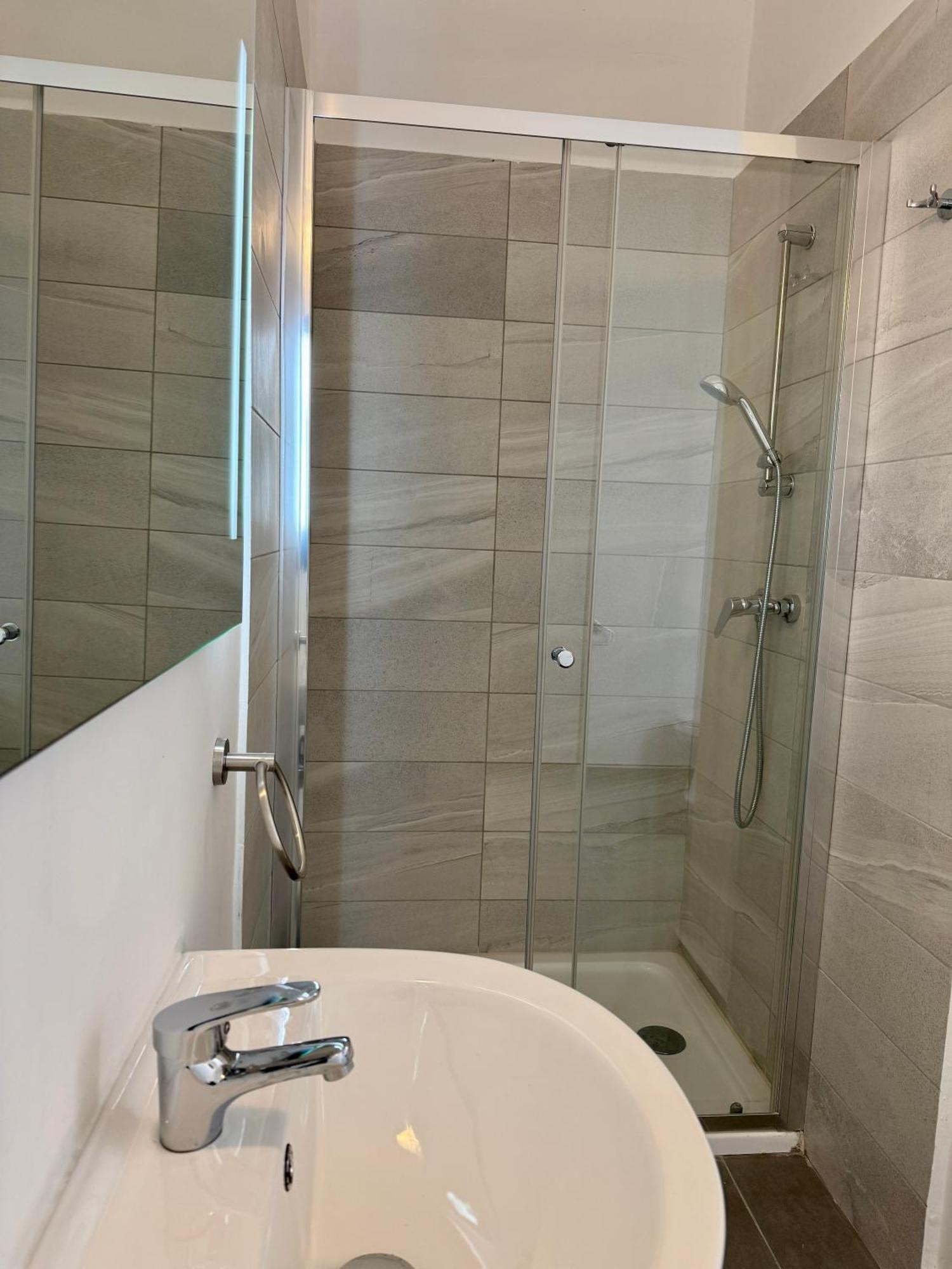Apartment Stylish Boutique Duplex - - 2 Large Double Bedrooms With Ensuite Bathrooms *