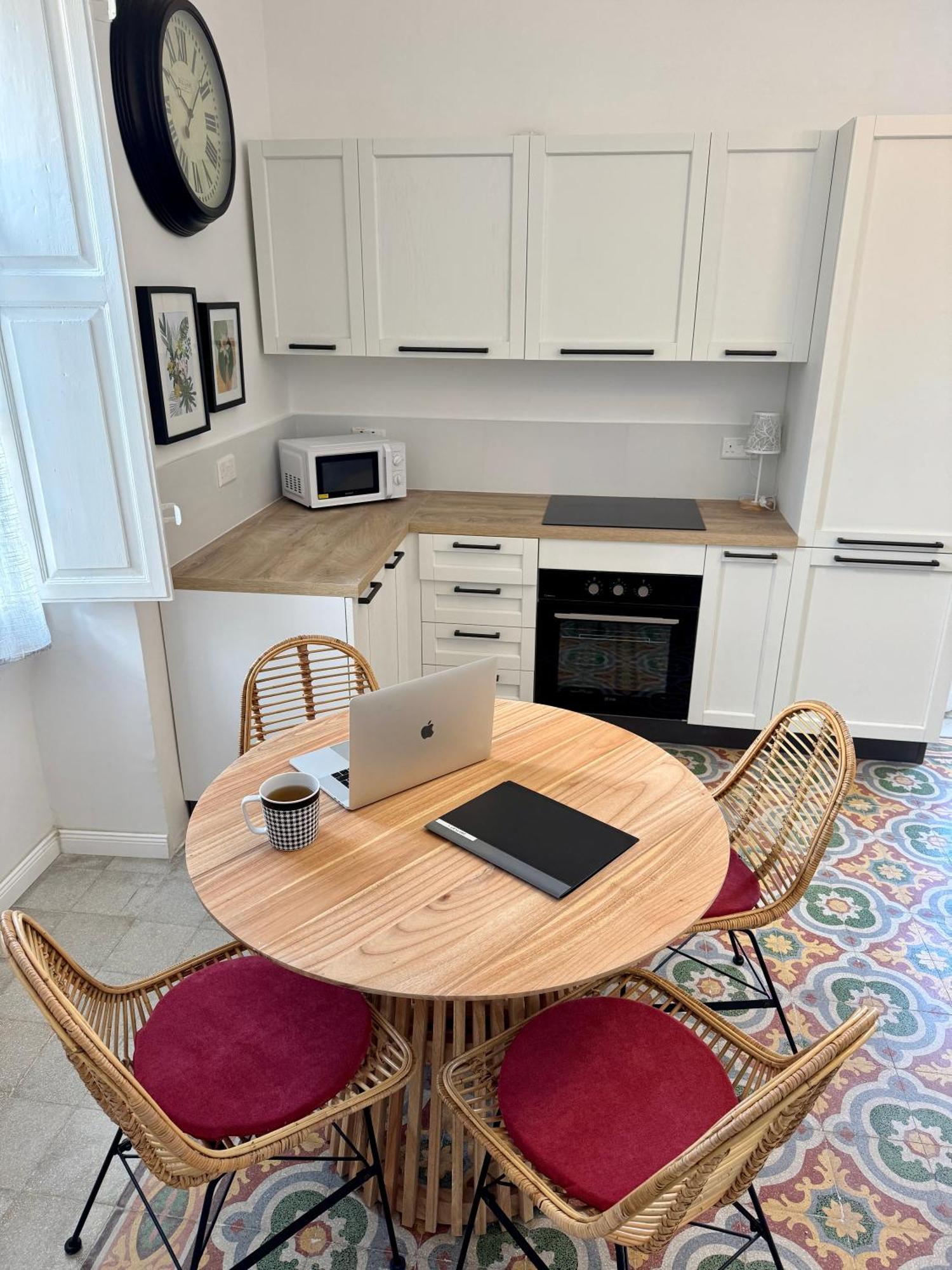 Apartment Stylish Boutique Duplex - - 2 Large Double Bedrooms With Ensuite Bathrooms *