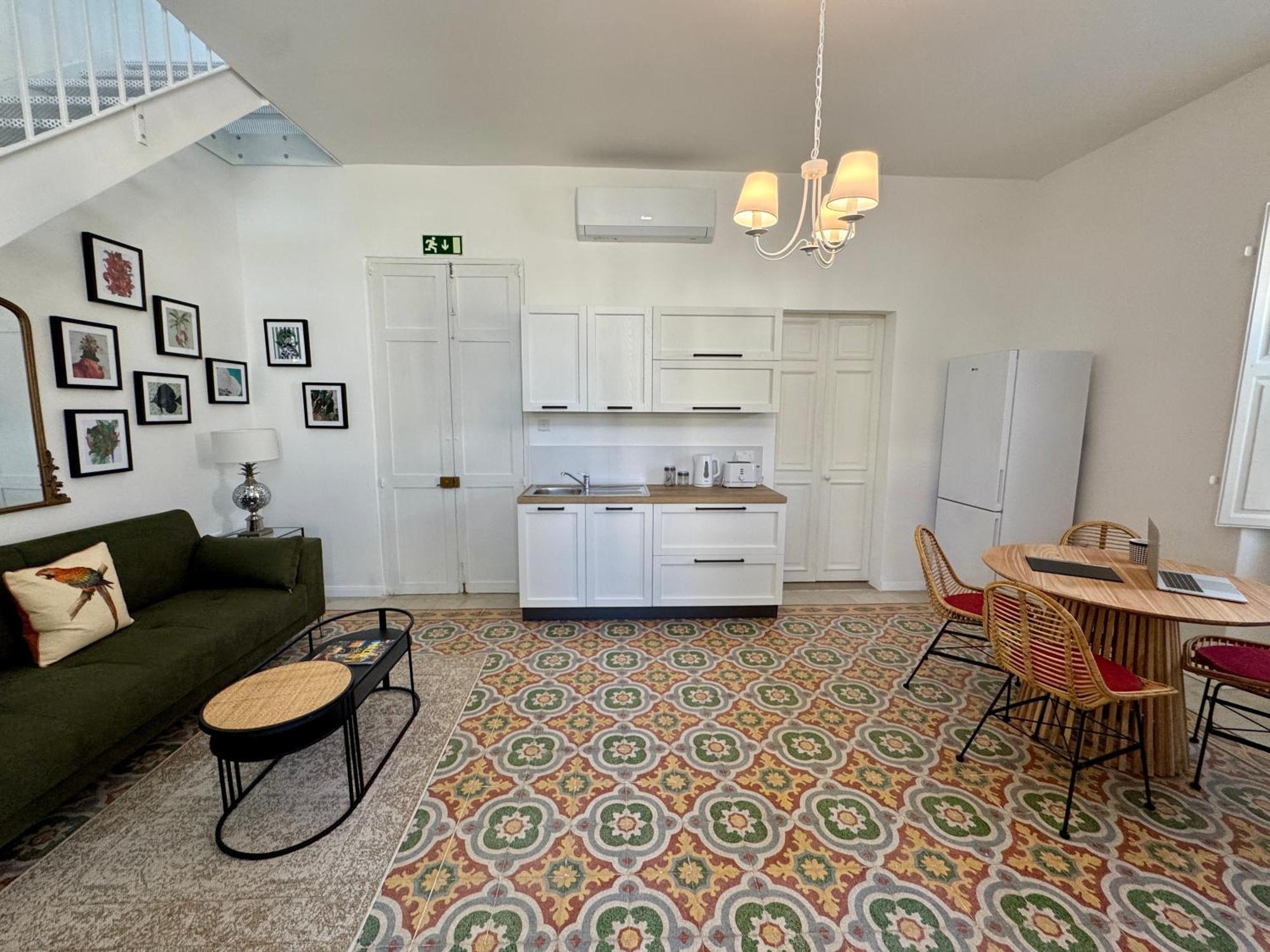 Stylish Boutique Duplex - - 2 Large Double Bedrooms With Ensuite Bathrooms *