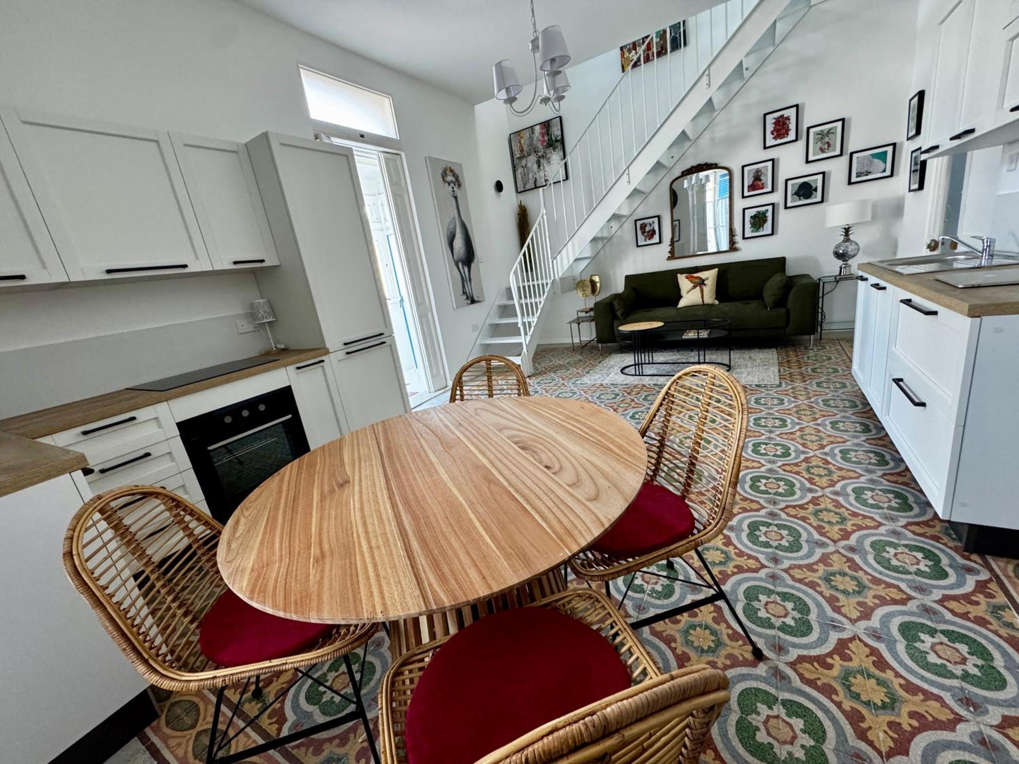 Stylish Boutique Duplex - - 2 Large Double Bedrooms With Ensuite Bathrooms Apartment