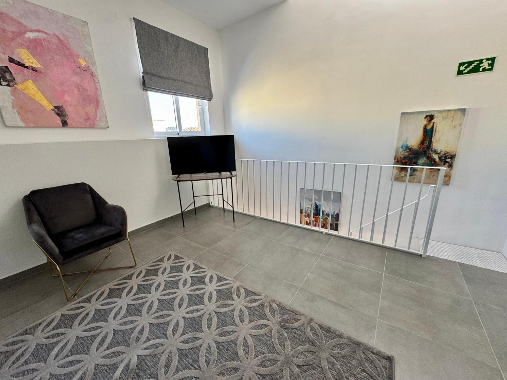Stylish Boutique Duplex - - 2 Large Double Bedrooms With Ensuite Bathrooms Apartment *