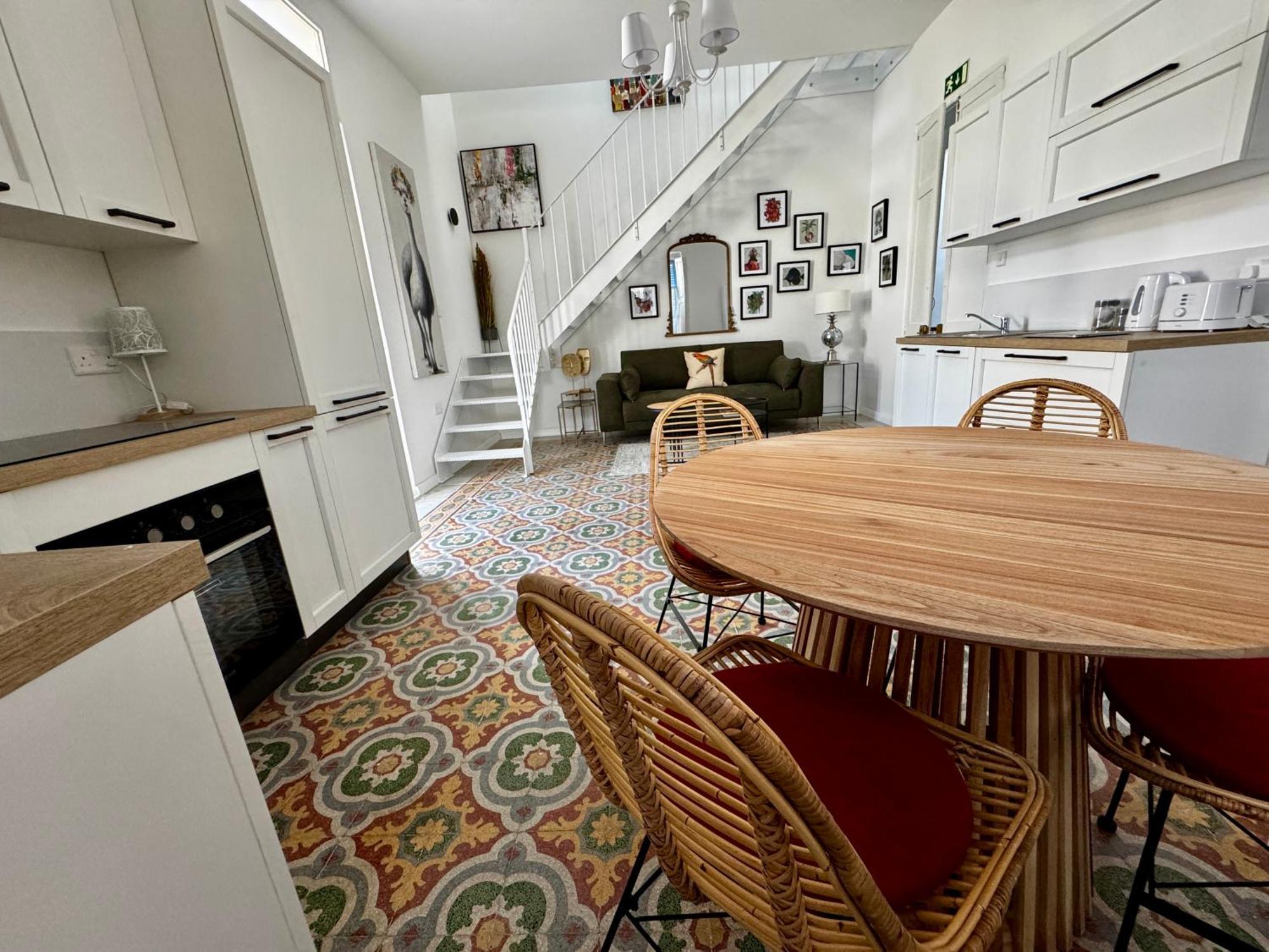 Apartment Stylish Boutique Duplex - - 2 Large Double Bedrooms With Ensuite Bathrooms *