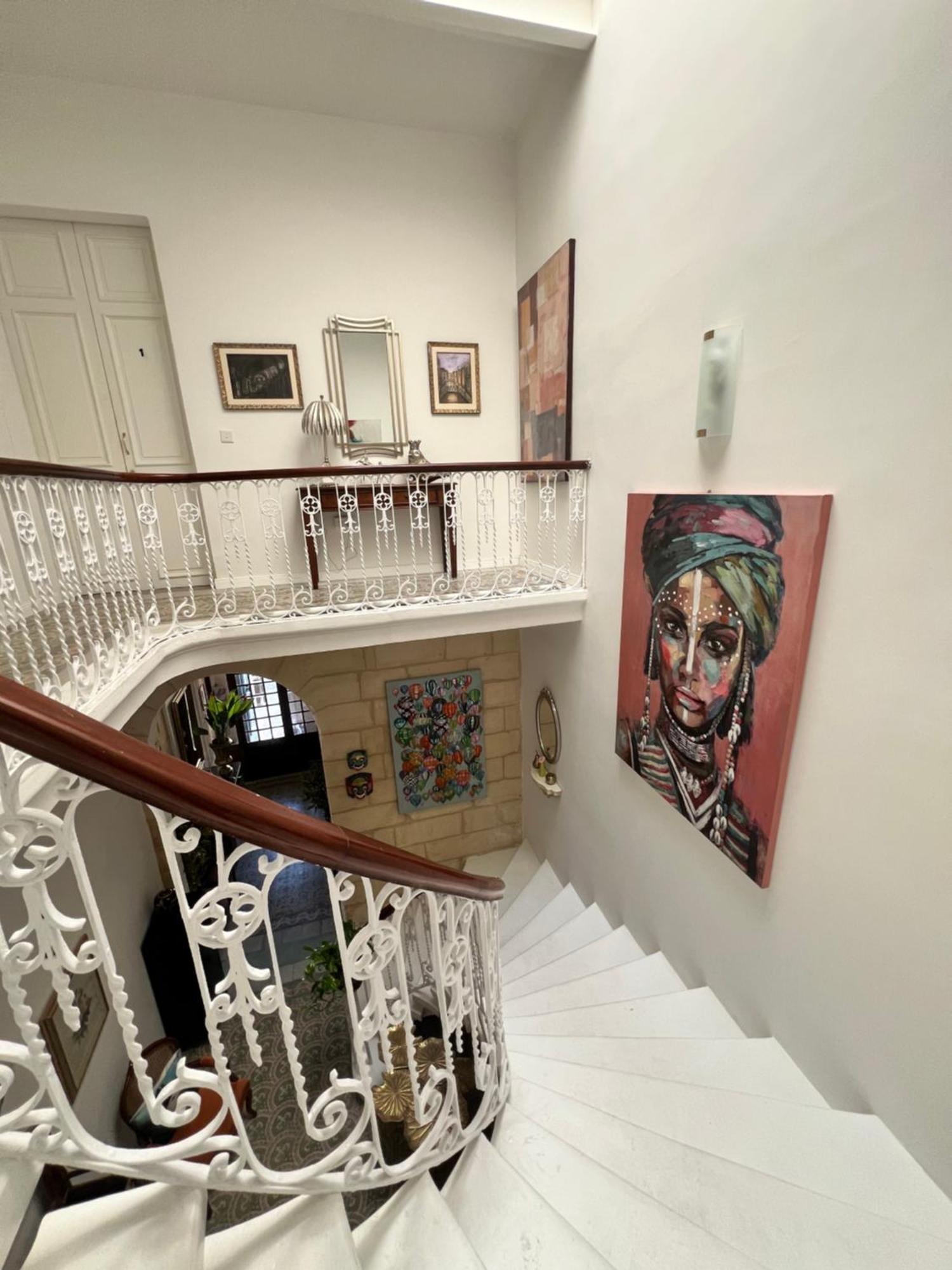 Stylish Boutique Duplex - - 2 Large Double Bedrooms With Ensuite Bathrooms *