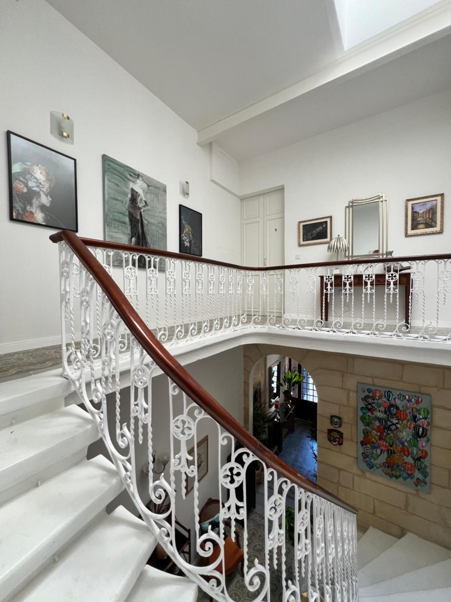 Stylish Boutique Duplex - - 2 Large Double Bedrooms With Ensuite Bathrooms Apartment *