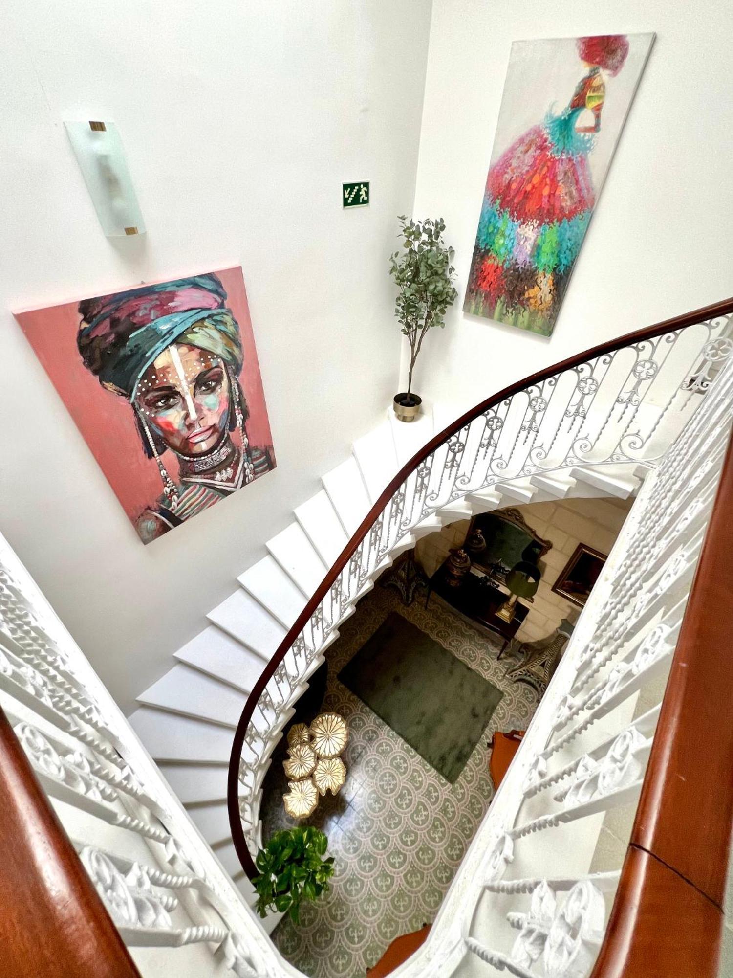 Stylish Boutique Duplex - - 2 Large Double Bedrooms With Ensuite Bathrooms *