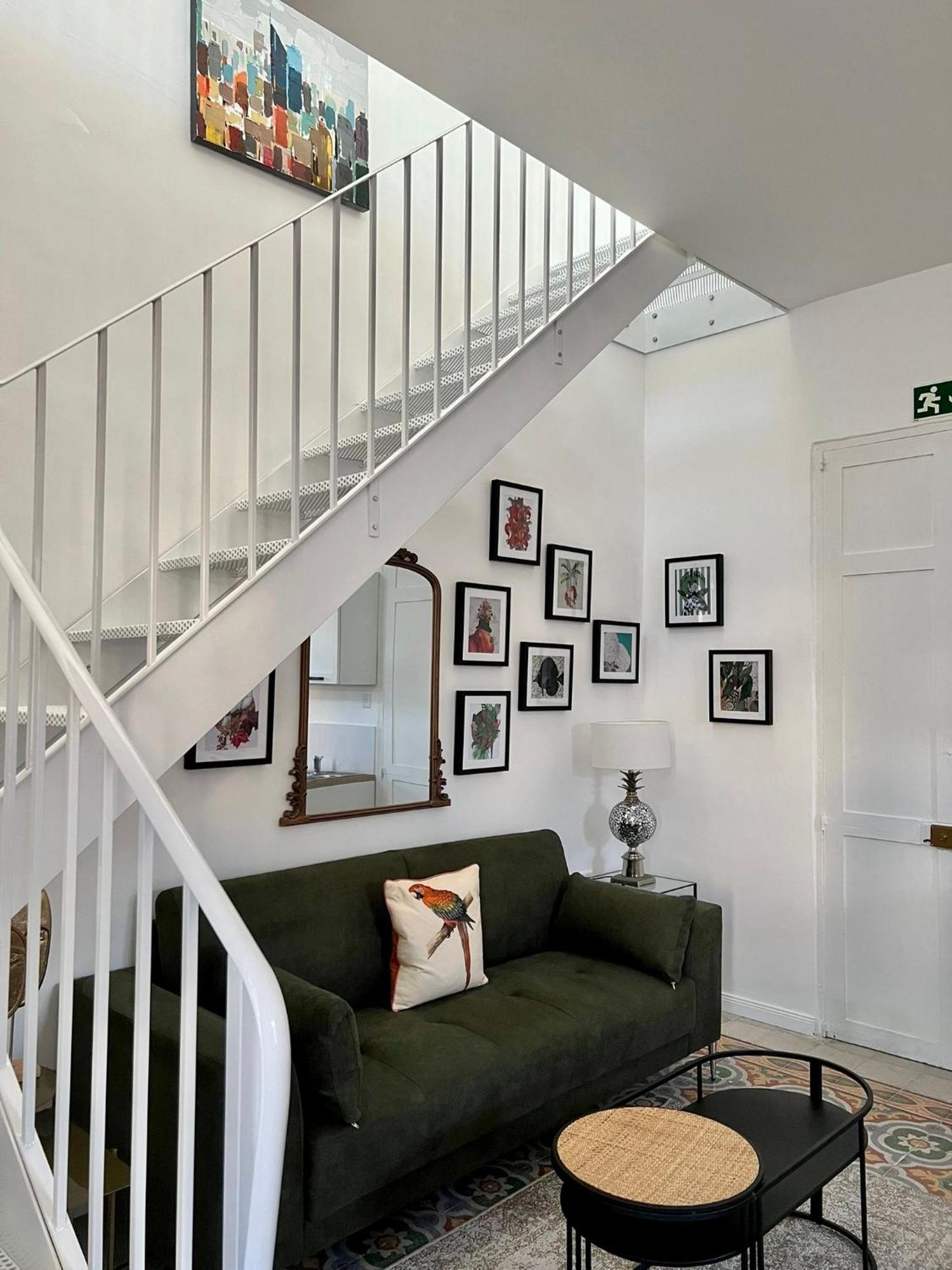 Stylish Boutique Duplex - - 2 Large Double Bedrooms With Ensuite Bathrooms Apartment *